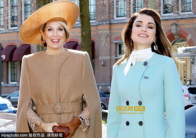 Tại Hoàng gia Hà Lan, cũng có một vị Hoàng hậu chuyên mặc đồ sặc sỡ cạnh tranh với Nữ hoàng Anh - Ảnh 2.