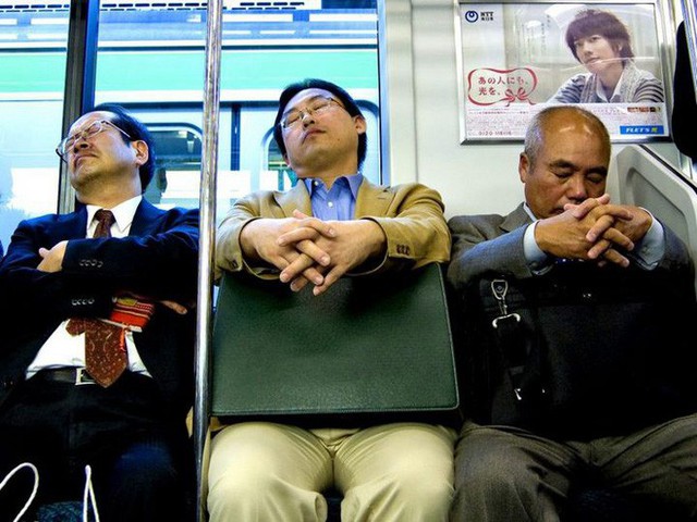 Inemuri: Nghệ thuật ngủ nơi công cộng đã trở thành thương hiệu của người Nhật Bản - Ảnh 1.