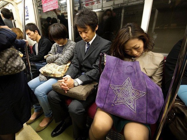Inemuri: Nghệ thuật ngủ nơi công cộng đã trở thành thương hiệu của người Nhật Bản - Ảnh 3.
