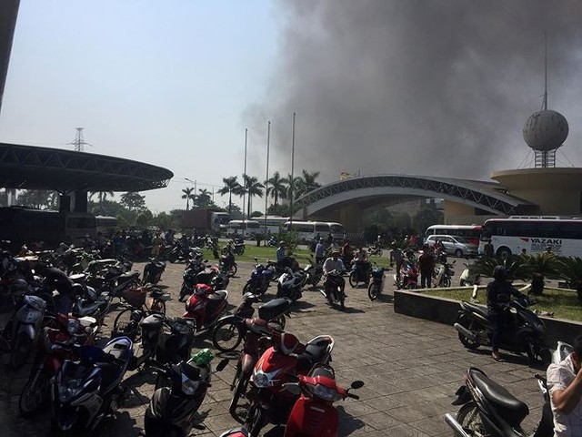 Cháy lớn tại nhà thi đấu đa năng Thái Bình, khói đen bốc cao cuồn cuộn  - Ảnh 2.