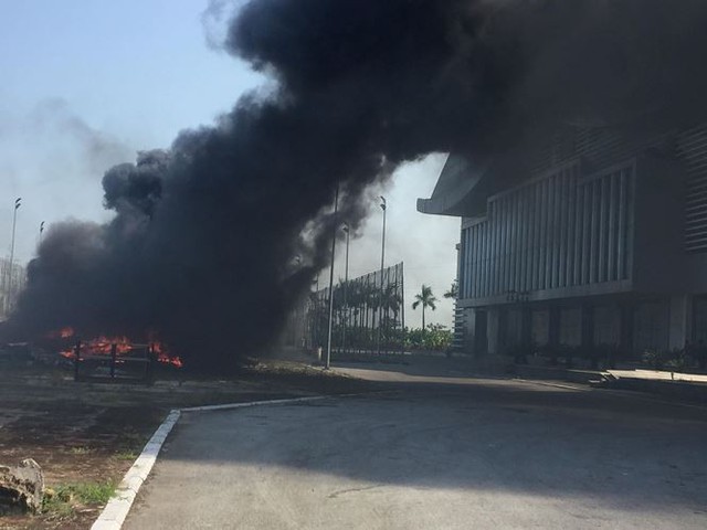 Cháy lớn tại nhà thi đấu đa năng Thái Bình, khói đen bốc cao cuồn cuộn  - Ảnh 8.