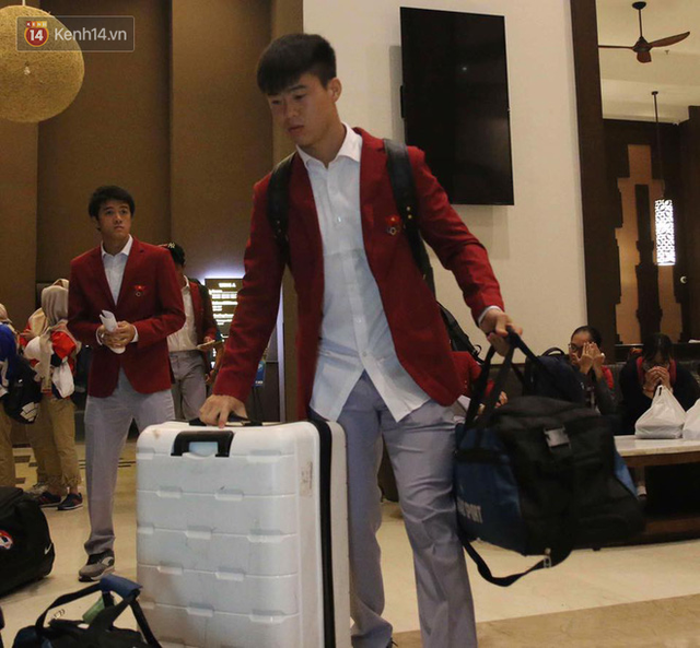 Dàn sao Olympic Việt Nam nén nỗi buồn, sắp xếp hành lý lên đường về nước - Ảnh 3.