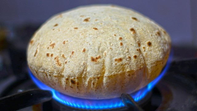 Ở Ấn có loại bánh truyền thống rất lạ, cứ gặp lửa là phồng lên như bong bóng - Ảnh 1.