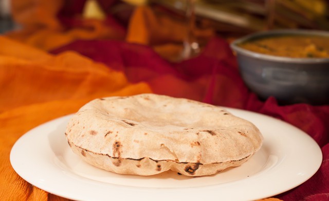 Ở Ấn có loại bánh truyền thống rất lạ, cứ gặp lửa là phồng lên như bong bóng - Ảnh 3.
