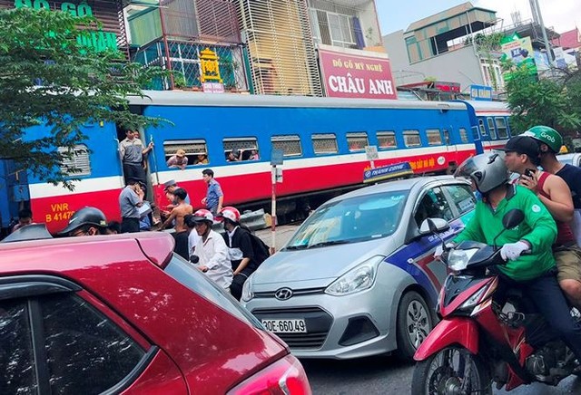 Tàu hỏa va chạm xe máy khiến nhiều phố Hà Nội tắc kéo dài - Ảnh 3.