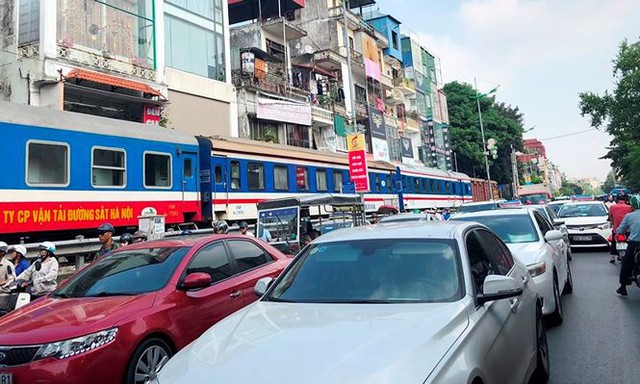 Tàu hỏa va chạm xe máy khiến nhiều phố Hà Nội tắc kéo dài - Ảnh 4.