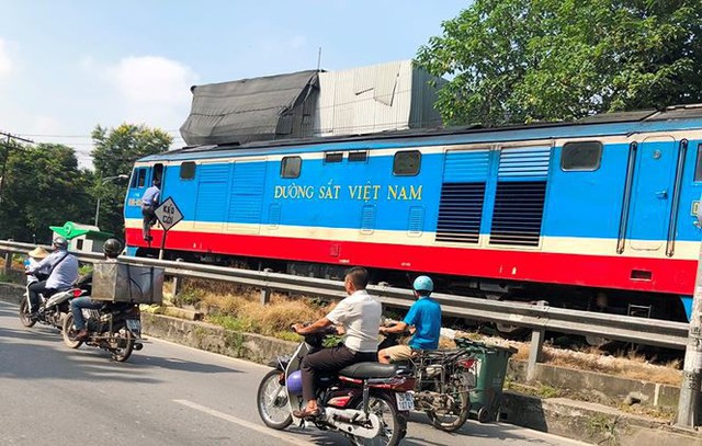 Tàu hỏa va chạm xe máy khiến nhiều phố Hà Nội tắc kéo dài - Ảnh 7.