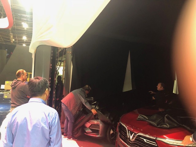 Những hình ảnh thực tế đầu tiên về 2 mẫu xe VinFast tại Paris Motor Show - Ảnh 9.