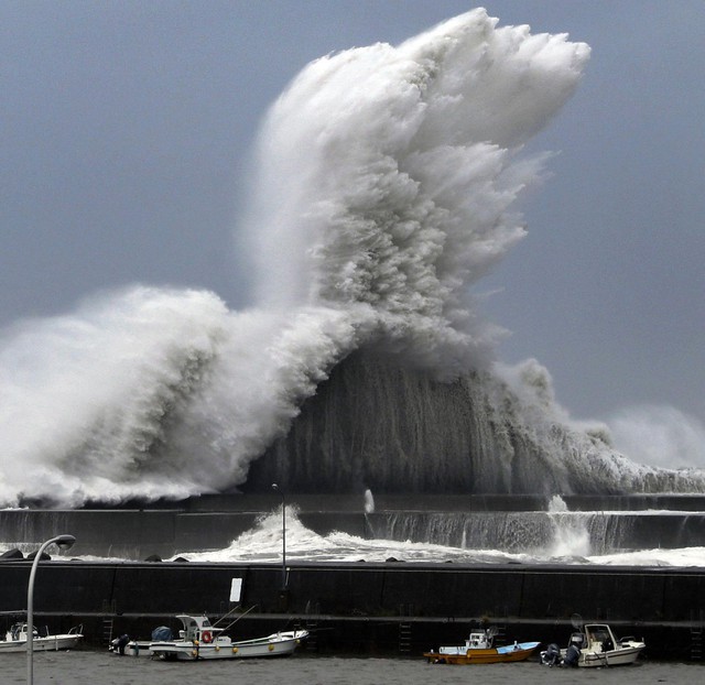 Siêu bão mạnh nhất ¼ thế kỷ đổ bộ, Nhật Bản bị tàn phá như trải qua thảm họa kép động đất, sóng thần năm 2011 - Ảnh 12.