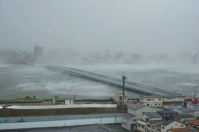 Siêu bão mạnh nhất ¼ thế kỷ đổ bộ, Nhật Bản bị tàn phá như trải qua thảm họa kép động đất, sóng thần năm 2011 - Ảnh 4.