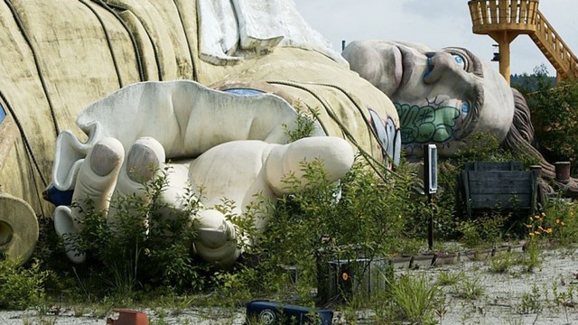 Công viên giải trí bỏ hoang ở Nhật: Nằm cạnh khu rừng tự sát nổi tiếng, bức tượng khổng lồ rùng rợn nằm giữa trung tâm - Ảnh 3.