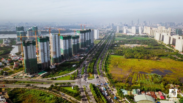  TP.HCM đang đầu tư hàng chục ngàn tỷ đồng nâng cấp mở rộng các trục giao thông chính tại khu Đông, như Nguyễn Xiển, Lò Lu, Đỗ Xuân Hợp, xây cầu Phú Hữu, cầu Tăng Long, cầu nối Long Thành (Đồng Nai), cầu Thủ Thiêm 2, 3 và 4… sẽ góp phần giảm áp lực giao thông cho khu vực, thu hút lượng vốn lớn vào BĐS khu vực này. Sau khi hoàn thành một số dự án lớn, năm 2018 Novaland tiếp tục cho ra thị trường nhiều sản phẩm cao cấp tại khu Đông. 