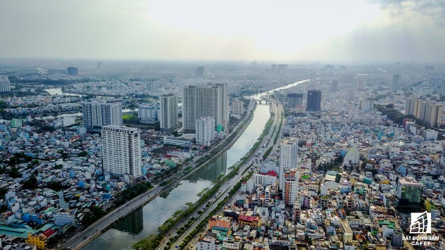  Theo lý giải của các nhà đầu tư, chỉ trong một thời gian ngắn, dòng vốn chảy mạnh vào thị trường địa ốc khu vực này bởi vì Bến Vân Đồn nối với Quận 1 bằng những cây cầu như Calmette, Khánh Hội, Nguyễn Văn Cừ, Ông Lãnh và một số cây cầu tương lai như cầu Long Kiếng, Trần Đình Xu và Nguyễn Khoái. 