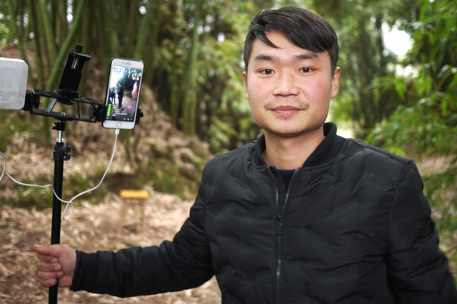 Live-stream của anh Lưu, một nông dân 26 tuổi ở Trung Quốc có hàng ngàn người xem mỗi ngày. Trang cá nhân của anh ta có gần 200.00 người theo dõi, chưa kể thu nhập vào khoảng 1500 USD/tháng.