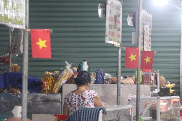 Tiểu thương Đà Nẵng treo quốc kỳ khắp chợ, nghỉ bán sớm để cổ vũ cho đội tuyển U23 Việt Nam - Ảnh 3.