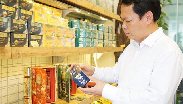 Ông Nguyễn Hồng Anh - thành viên HĐQT GTNfoods tại Tea Mart của Vinatea ở 46 Tăng Bạt Hổ cùng các sản phẩm trà thương hiệu.