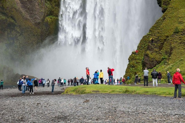 Đám đông du khách trước thác Skogar, Iceland.