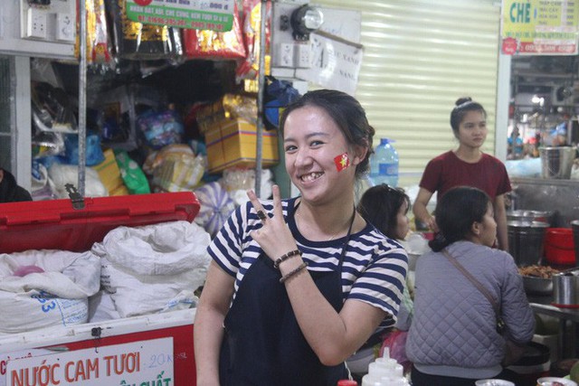 Tiểu thương Đà Nẵng treo quốc kỳ khắp chợ, nghỉ bán sớm để cổ vũ cho đội tuyển U23 Việt Nam - Ảnh 7.