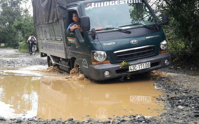 Đà Nẵng: Ám ảnh với 22 km đường ĐT 601 biến thành ao sau mưa lớn