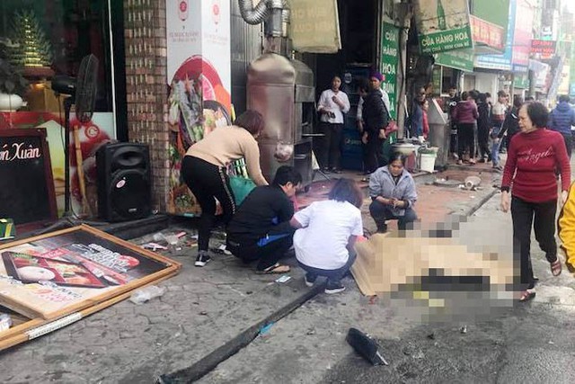 Hiện trường ôtô ‘điên’ đâm liên hoàn trên phố Hà Nội làm 1 người chết - Ảnh 2.