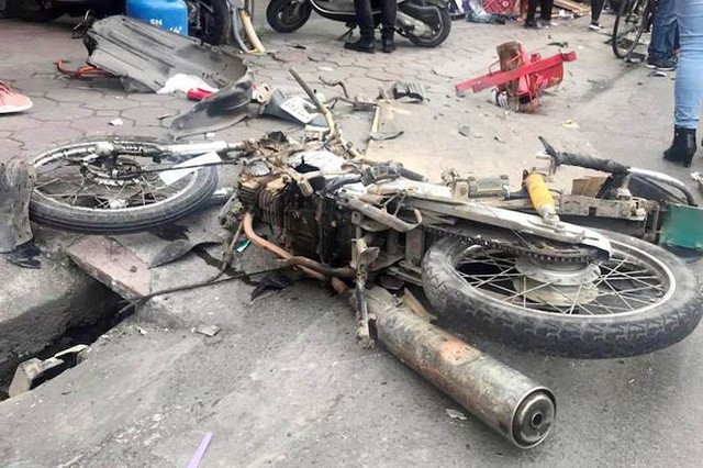 Hiện trường ôtô ‘điên’ đâm liên hoàn trên phố Hà Nội làm 1 người chết - Ảnh 5.