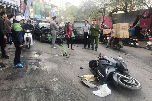 Hiện trường ôtô ‘điên’ đâm liên hoàn trên phố Hà Nội làm 1 người chết - Ảnh 8.