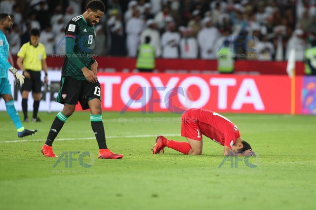 Chủ nhà UAE vào tứ kết Asian Cup 2019 sau màn đuổi bắt kịch tính và quả phạt đền tranh cãi - Ảnh 1.