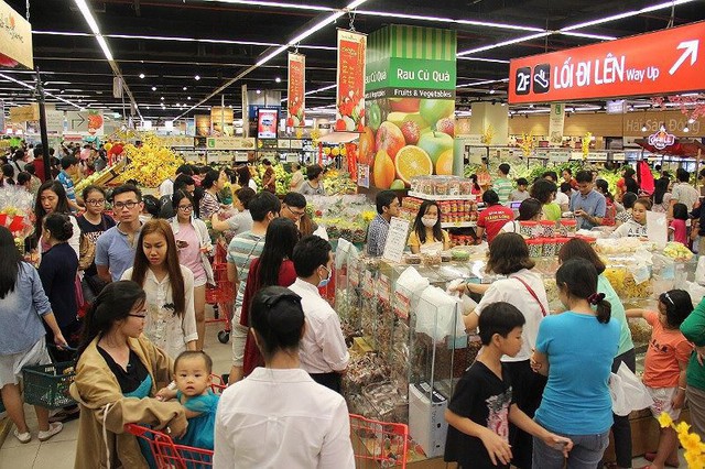 Chen chân nghẹt thở mua sắm ở siêu thị ngày sát Tết - Ảnh 1.