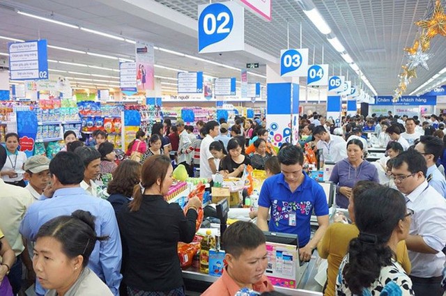 Chen chân nghẹt thở mua sắm ở siêu thị ngày sát Tết - Ảnh 15.