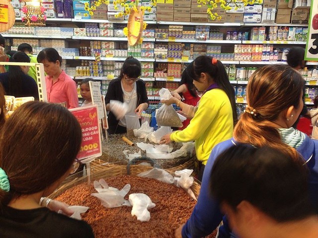 Chen chân nghẹt thở mua sắm ở siêu thị ngày sát Tết - Ảnh 5.