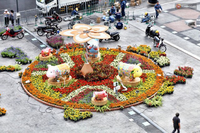 Cận cảnh đường hoa Nguyễn Huệ ở Sài Gòn trước giờ khai mạc đón Tết Kỷ Hợi 2019