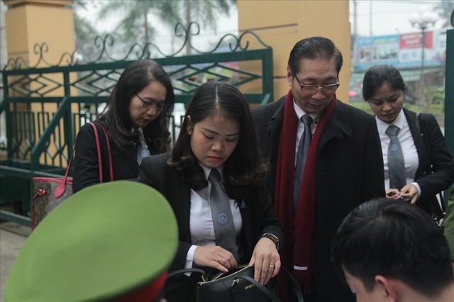 Bị cáo Trương Quý Dương nhờ người dìu khỏi tòa vụ chạy thận Hòa Bình - Ảnh 2.