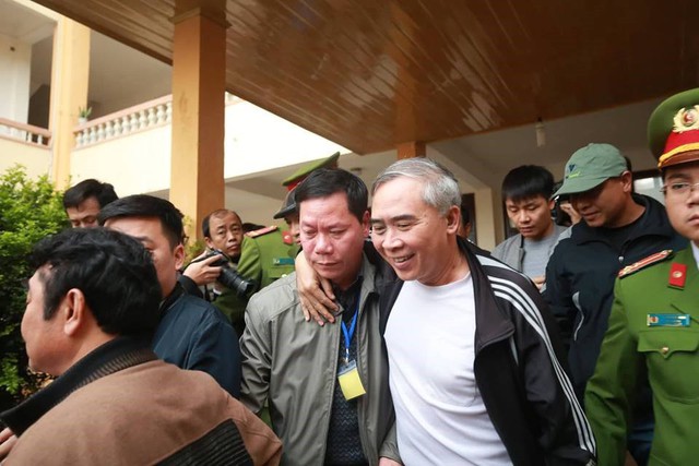Bị cáo Trương Quý Dương nhờ người dìu khỏi tòa vụ chạy thận Hòa Bình - Ảnh 3.