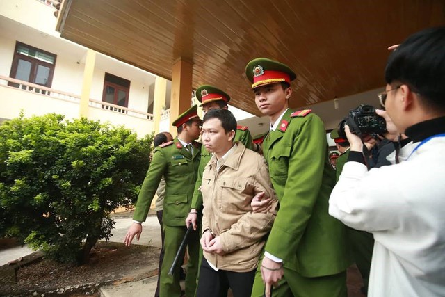 Bị cáo Trương Quý Dương nhờ người dìu khỏi tòa vụ chạy thận Hòa Bình - Ảnh 5.
