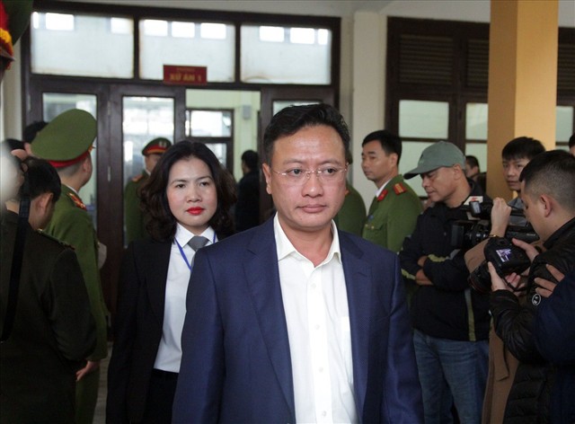 Bị cáo Trương Quý Dương nhờ người dìu khỏi tòa vụ chạy thận Hòa Bình - Ảnh 6.