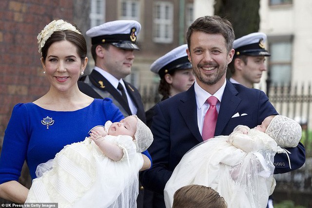 Hai bé sinh đôi Hoàng gia Đan Mạch gây sốt với vẻ xinh xắn khó cưỡng, vượt mặt cả George và Charlotte nước Anh - Ảnh 1.