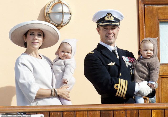 Hai bé sinh đôi Hoàng gia Đan Mạch gây sốt với vẻ xinh xắn khó cưỡng, vượt mặt cả George và Charlotte nước Anh - Ảnh 2.