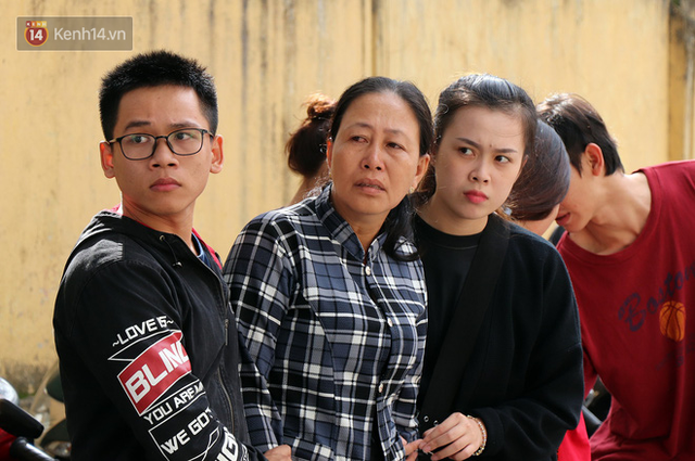 Vượt gần 1.500km, cha mẹ nữ sinh tử vong trong vụ xe lao xuống vực đèo Hải Vân ngã quỵ khi đón thi thể con tại nhà vĩnh biệt - Ảnh 1.