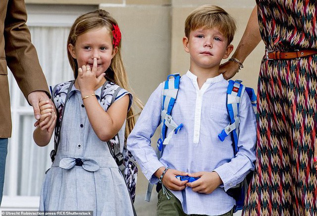 Hai bé sinh đôi Hoàng gia Đan Mạch gây sốt với vẻ xinh xắn khó cưỡng, vượt mặt cả George và Charlotte nước Anh - Ảnh 5.