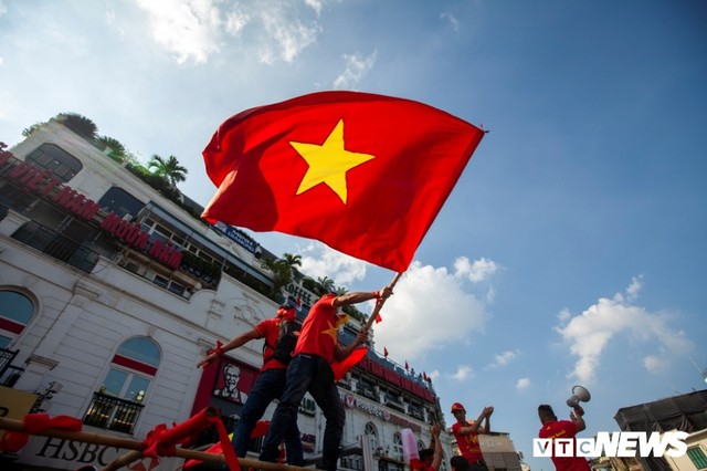 Cổ động viên Việt Nam nhuộm đỏ phố phường Hà Nội trước giờ bóng lăn - Ảnh 5.