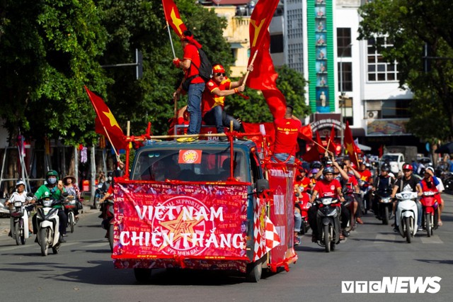 Cổ động viên Việt Nam nhuộm đỏ phố phường Hà Nội trước giờ bóng lăn - Ảnh 7.