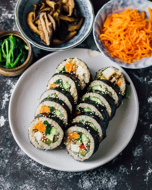 Đố bạn biết sushi và kimbap có gì khác nhau: Ngoài xuất xứ từ 2 quốc gia, điểm đặc trưng này mới là quyết định! - Ảnh 2.