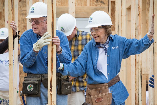 Học lỏm bí quyết sống thọ như cựu Tổng thống Mỹ Jimmy Carter: Đánh bại bệnh ung thư, vẫn khỏe mạnh đi xây nhà ở tuổi 95 - Ảnh 1.