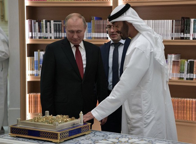 Ông Putin tặng Thái tử UAE loài chim quý của Nga, nhận được cả một tòa lâu đài dát vàng - Ảnh 1.