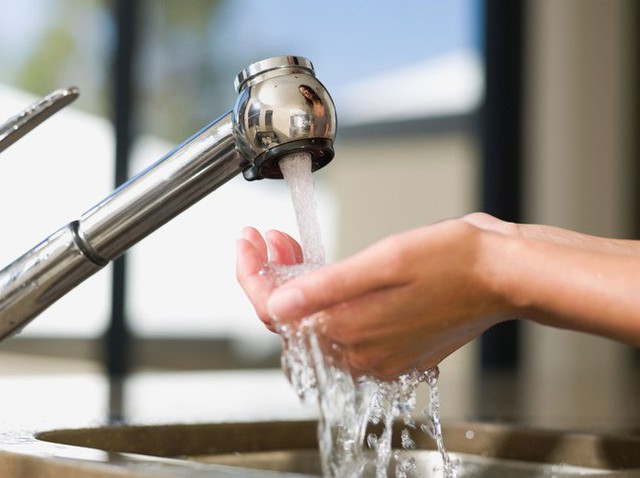 4 cách hiệu quả và nhanh chóng giúp bạn lọc sạch nước ngay tại nhà - Ảnh 2.