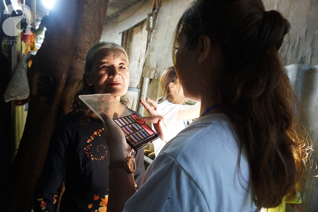 Nụ cười hạnh phúc của những người phụ nữ sống ở khu ổ chuột Hà Nội khi nhận món quà đặc biệt Ngày 20/10 - Ảnh 3.