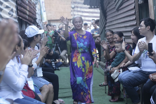 Nụ cười hạnh phúc của những người phụ nữ sống ở khu ổ chuột Hà Nội khi nhận món quà đặc biệt Ngày 20/10 - Ảnh 6.