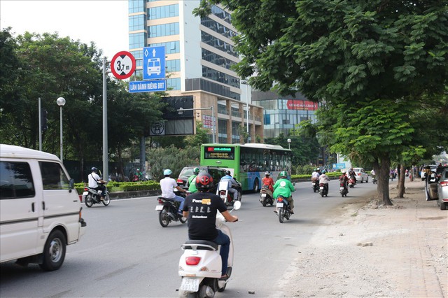 Nhiều phương tiện chen lấn, buýt nhanh BRT “rùa bò” trên làn dành riêng - Ảnh 6.