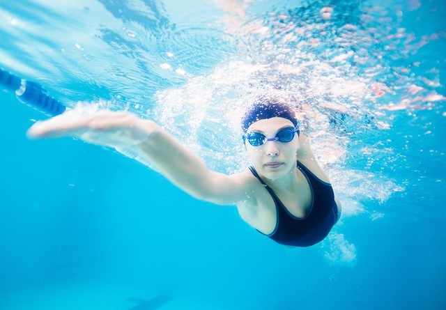 7 lợi ích không ngờ của việc bơi lội mà không phải ai cũng biết: Từ bà bầu cho đến nhân viên công sở ai cũng cần phải thử - Ảnh 3.