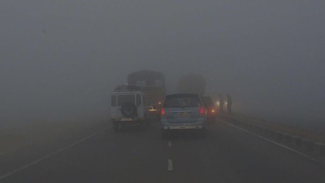 Kinh nghiệm nằm lòng khi lái xe trong thời tiết sương mù - Ảnh 1.